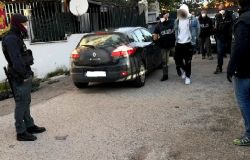 Anzio. Blitz della Polizia di Stato all’interno del quartiere “Corso Italia”: rinvenute armi e droga, 2 arresti e due denunce