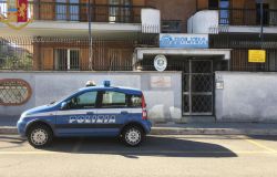 Truffa dello specchietto, costringono anziano a prelevare 500 euro, presi, uno è di Dragoncello
