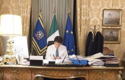 Misure anti covid-19, firmato nella notte il nuovo DPCM