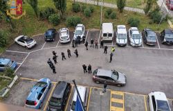 Polizia, controlli del territorio per abusivismo commerciale e degrado