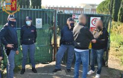 Blitz della polizia a Santa Marinella, liberato l'ex-residence Eucalipto dagli occupanti