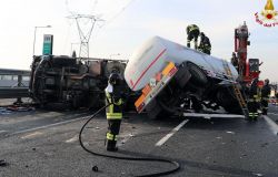 Si ribalta cisterna sull’A1, forti ripercussioni sulla viabilità nella zona nord