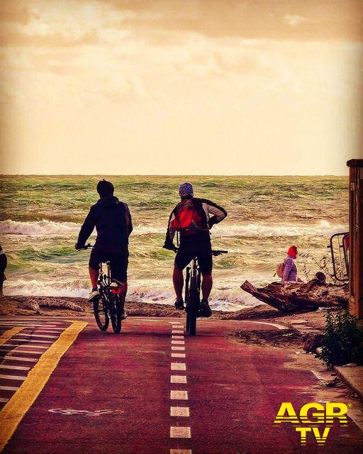 Ostia, in bicicletta sul lungomare Vespucci, al via i lavori per un nuovo tratto della ciclabile