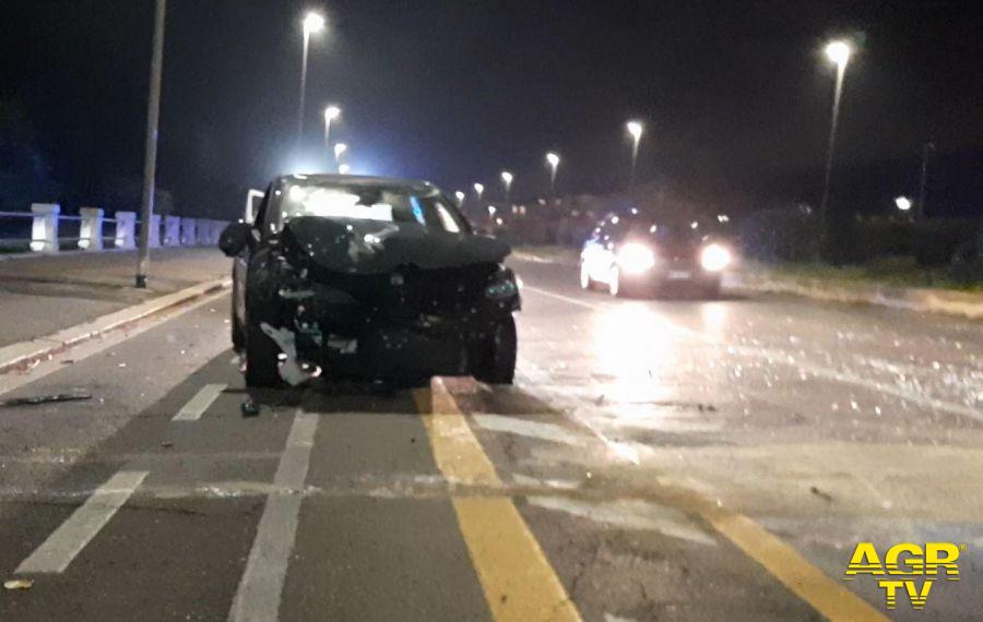 Ostia, carambola sul lungomare, schianto sulle auto in sosta. Ostia, carambola sul lungomare, schianto sulle auto in sosta.
