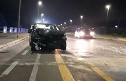 Ostia, carambola sul lungomare, schianto sulle auto in sosta.