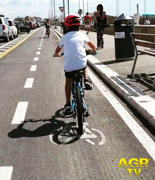 bambino percorre ciclabile bambino percorre ciclabile