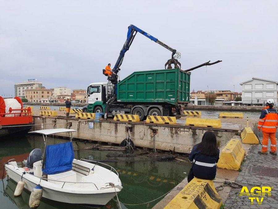 Fiumicino, bonificata la darsena dai rifiuti, ripescate 8 tonnellate