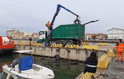 Fiumicino, bonificata la darsena dai rifiuti, ripescate 8 tonnellate