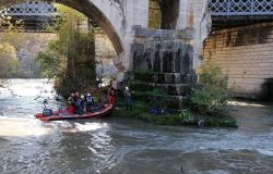ROMA, Ponte Garibaldi. Un uomo di origine Francese si arrampica su un pilone di Ponte Garibaldi,  viene soccorso dalla Polizia di Stato
