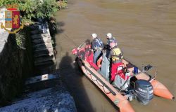 Si getta nel Tevere, salvato dalla polizia fluviale