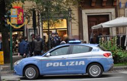 Offre una sigaretta ad uno straniero, viene aggredita e minacciata, poi... l'arresto