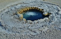 Fiumicino, chiusa via dell'aeroporto per fuoriuscita di gas dal sottosuolo, un geyser?