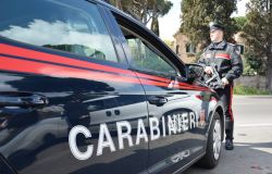 Inseguimento a tutto gas sulla Casilina, su una moto rubata cerca di seminare i carabinieri, arrestato in un condominio