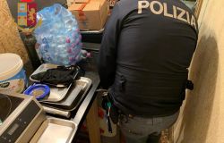 Polizia, blitz anti-covid negli esercizi commerciali