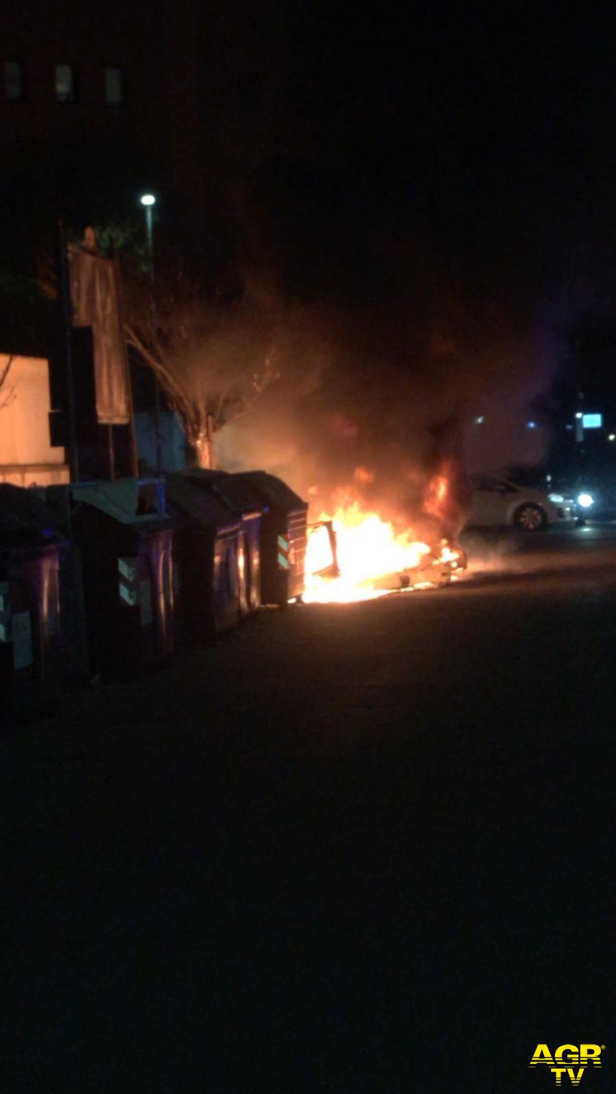 Ostia, riprende la guerra dei cassonetti, quattro in fiamme in via Casana Ostia, riprende la guerra dei cassonetti, quattro in fiamme in via Casana
