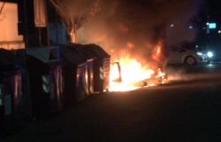 Ostia, riprende la guerra dei cassonetti, quattro in fiamme in via Casana