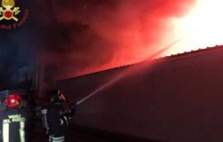 Ostia, in fiamme deposito di mobili