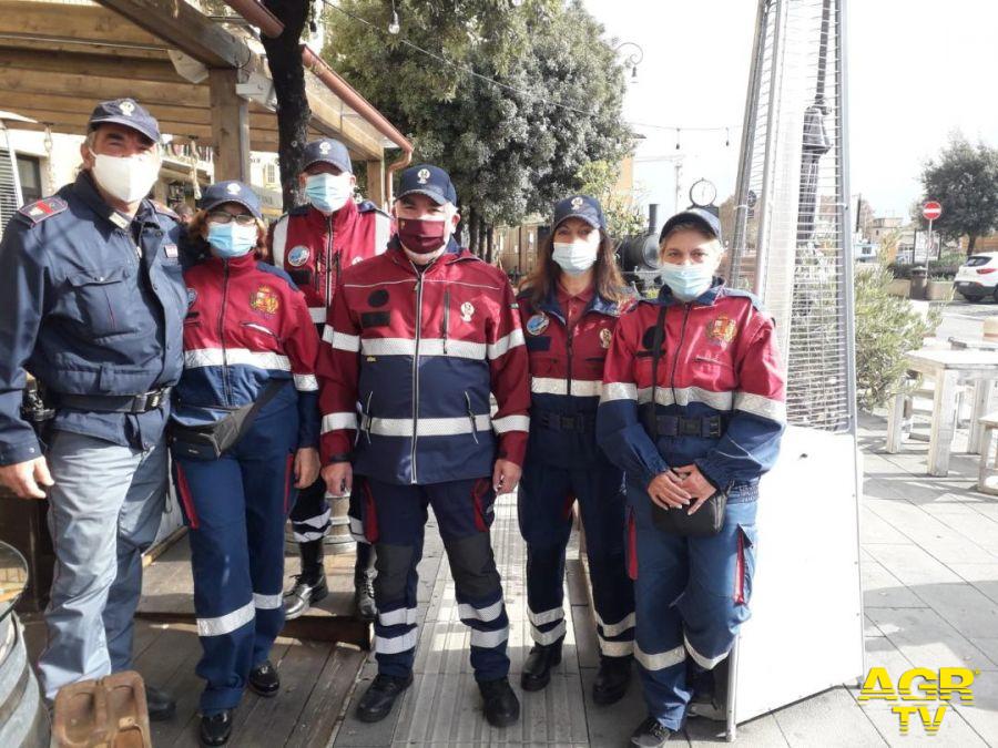 Fiumicino, i volontari di protezione civile, davanti a scuole e locali per evitare assembramenti Fiumicino, i volontari di protezione civile, davanti a scuole e locali per evitare assembramenti