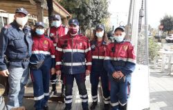 Fiumicino, i volontari di protezione civile, davanti a scuole e locali per evitare assembramenti