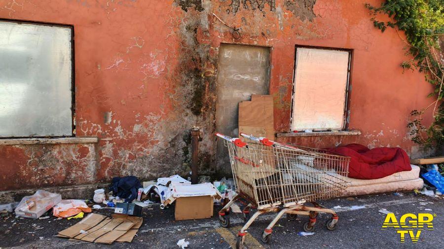 Ostia, via della Paranzella abbandonata al degrado Ostia, via della Paranzella abbandonata al degrado