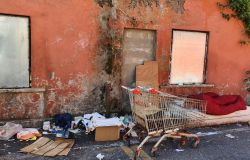 Ostia, via della Paranzella abbandonata al degrado