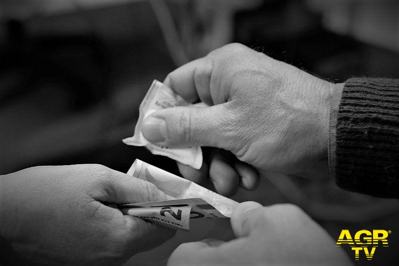 Pusher salvato dalla Polizia di Stato con la manovra di Heimlich e poi arrestato per detenzione ai fini di spaccio di sostanza stupefacente