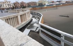 Ostia, passerelle danneggiate dalla mareggiata, S.I. rilancia: creare una spiaggia libera al pontile
