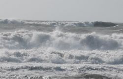 Ostia, forte mareggiata, ma le barriere frangivento hanno tenuto