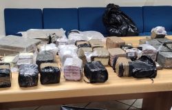 Colpo grosso della Polizia, 75 kg di hashish sequestrato, arrestati due albanesi