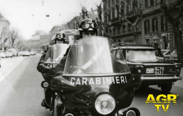 carab in ieri motoclisti a cavallo della V7 Guzzi