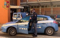 Tenta di strangolare la ex con una catena, in manette 32enne
