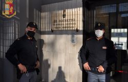 Porta di Roma, vuole entrare nel centro commerciale senza mascherina, arrestato