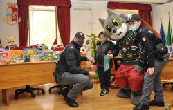 Pacchi dono nel I Municipio dalla Polizia e Roma Calcio