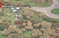 Sfasciacarrozze abusivi nel parco dell'Appia Antica,  denunciati moglie e marito