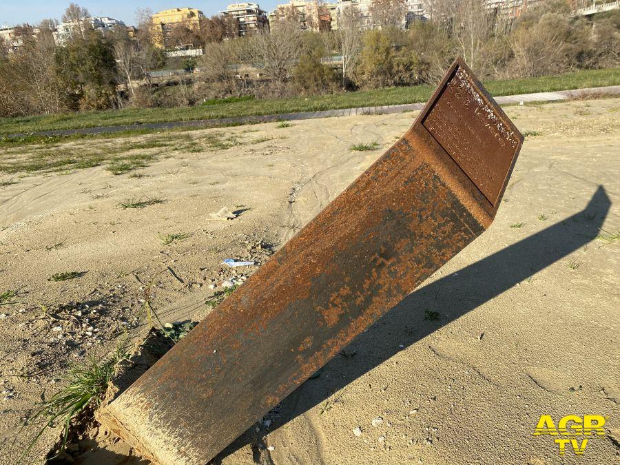 Roma, degrado, abbandono e incuria della Spiaggia Tiberis a Ponte Marconi e Tiberis 2 tra Ponte Sisto e Ponte Mazzini Roma, degrado, abbandono e incuria della Spiaggia Tiberis a Ponte Marconi e Tiberis 2 tra Ponte Sisto e Ponte Mazzini