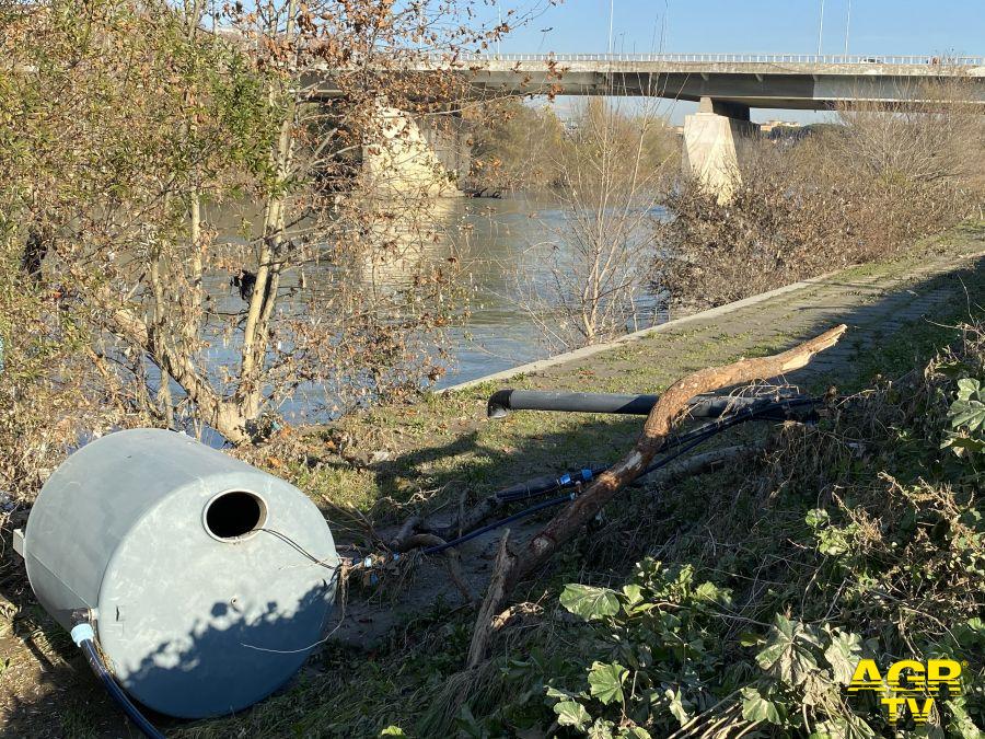 Roma, degrado, abbandono e incuria della Spiaggia Tiberis a Ponte Marconi e Tiberis 2 tra Ponte Sisto e Ponte Mazzini Roma, degrado, abbandono e incuria della Spiaggia Tiberis a Ponte Marconi e Tiberis 2 tra Ponte Sisto e Ponte Mazzini