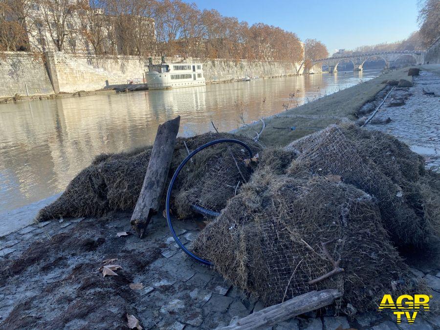 Roma, degrado, abbandono e incuria della Spiaggia Tiberis a Ponte Marconi e Tiberis 2 tra Ponte Sisto e Ponte Mazzini Roma, degrado, abbandono e incuria della Spiaggia Tiberis a Ponte Marconi e Tiberis 2 tra Ponte Sisto e Ponte Mazzini