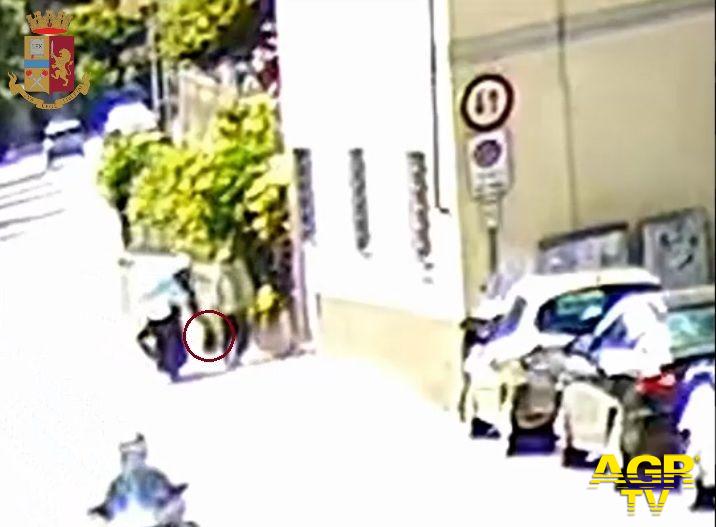 Anziani scippati e derubati in strada: la Polizia di Stato individua il presunto responsabile di almeno due episodi Anziani scippati e derubati in strada: la Polizia di Stato individua il presunto responsabile di almeno due episodi