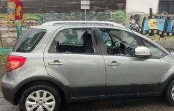 Danneggiate 25 auto in sosta con il lancio di Sanpietrini, arrestato brasiliano
