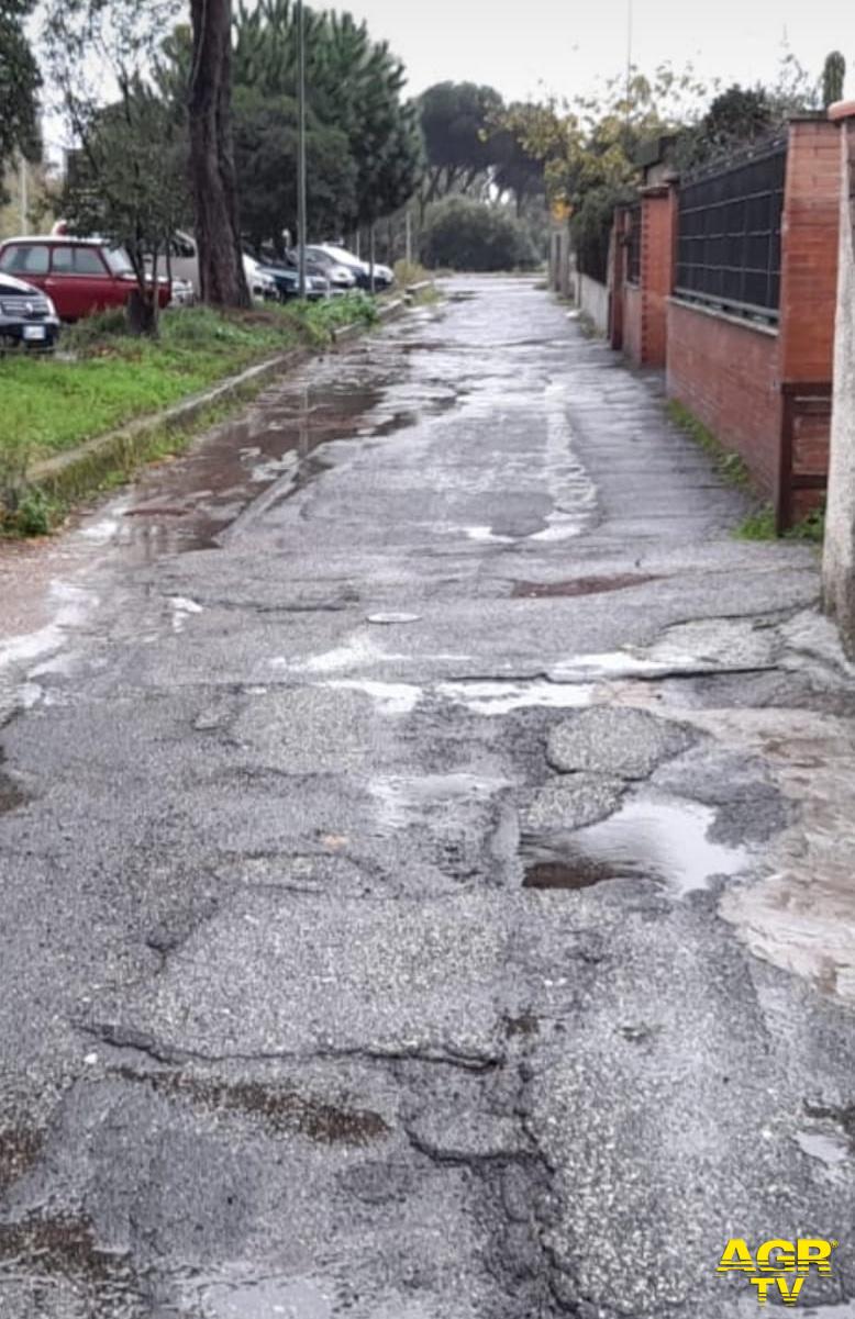 A Dragona, via Mazzucconi sembra una strada bombardata A Dragona, via Mazzucconi sembra una strada bombardata