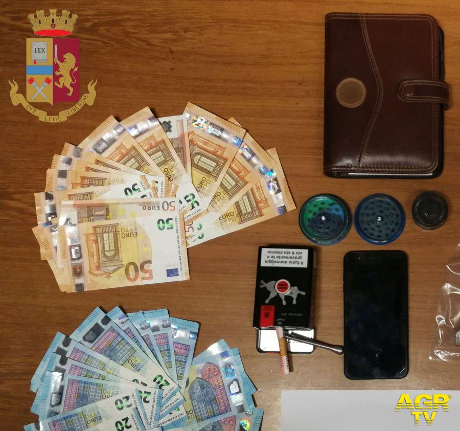 Ultimo pusher del 2020 arrestato a Guidonia, aveva un chilo di hashish Ultimo pusher del 2020 arrestato a Guidonia, aveva un chilo di hashish