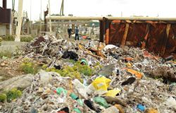 Fiumicino, degrado e rifiuti su via del Faro