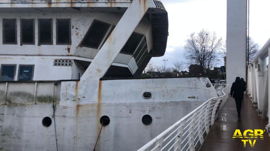 Fiumicino, maxi-yacht rompe gli ormeggi e sperona il Ponte 2 giugno