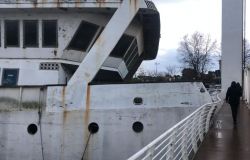 Fiumicino, maxi-yacht rompe gli ormeggi e sperona il Ponte 2 giugno