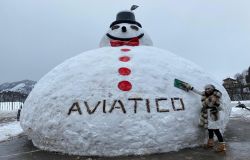 Il pupazzo di neve gigante è italiano, viene da Aviatico, 5 metri d'altezza per 22 di circonferenza
