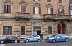 Roma. Danneggiano una macchina della Polizia e monopattini a noleggio