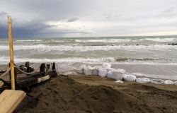 Focene, primi interventi della Protezione Civile per la difesa della costa