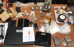 Drive in alla cocaina, i clienti acquistavano le dosi in auto, sette in manette