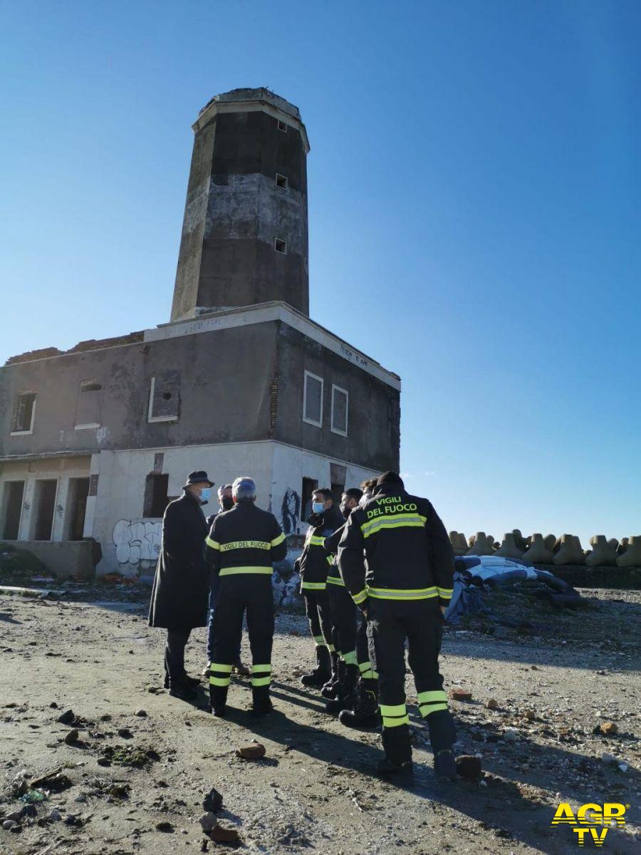 Fiumicino, sopralluogo al vecchio faro dei vigili del fuoco Fiumicino, sopralluogo al vecchio faro dei vigili del fuoco