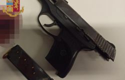 Era armato, la polizia ha trovato la pistola e l' ha arrestato dopo una segnalazione anonima